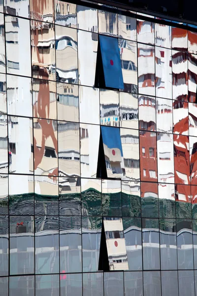 Αντανάκλαση στο παράθυρο του σύγχρονου σχεδιασμού κτίριο — Φωτογραφία Αρχείου