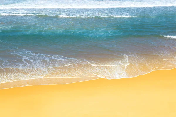 Ola del mar en la playa de arena — Foto de Stock