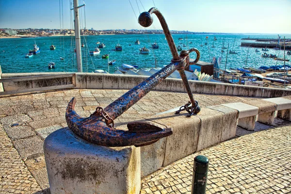Памятник в виде якоря в порту Португалии Кашкайш Стоковая Картинка