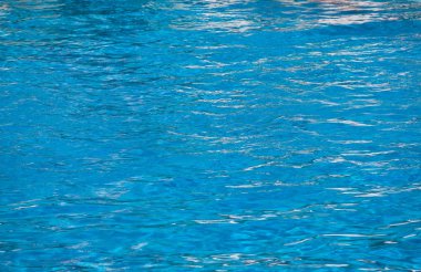 Mavi havuzu su arka plan. Temiz ve parlak su yüzme 