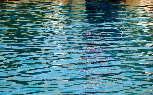 Fondo blu dell'acqua della piscina. Acqua pulita e luminosa nel nuoto Foto Stock Royalty Free
