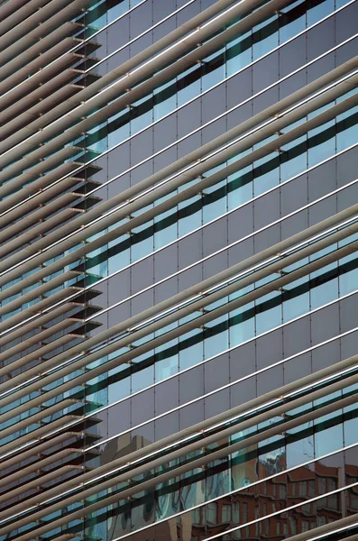 Modernes Gebäude. Modernes Bürogebäude mit Glasfassade — Stockfoto