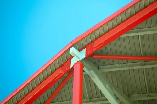 Construção de aço telhado de um estádio contra o céu azul — Fotografia de Stock