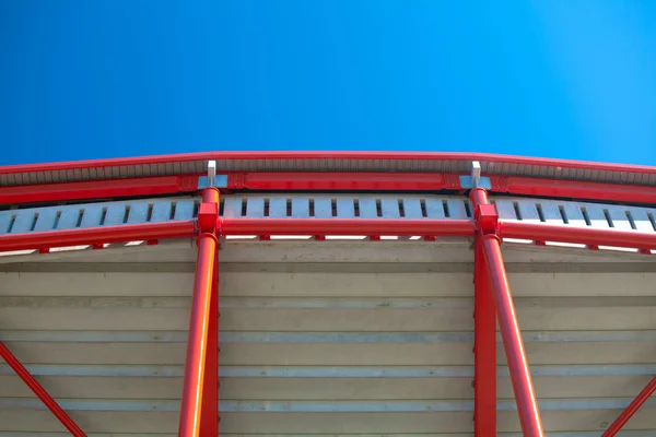 Techo de acero construcción de un estadio contra el cielo azul —  Fotos de Stock