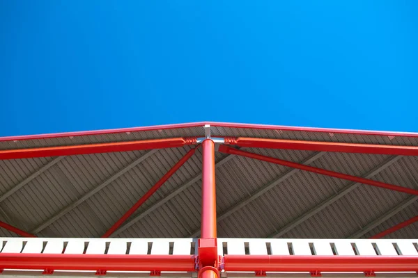 Mavi gökyüzü karşı bir stadyum inşaatı çelik çatı — Stok fotoğraf