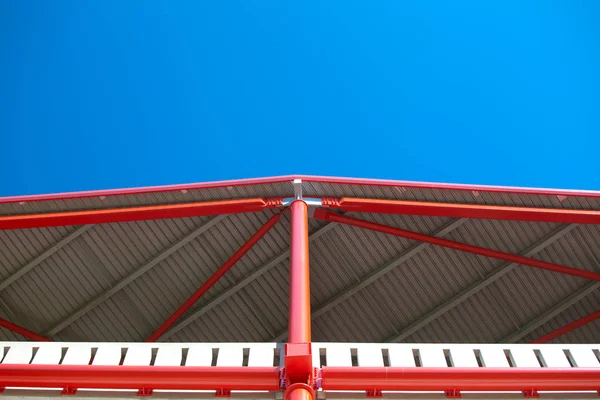 Construção de aço telhado de um estádio contra o céu azul — Fotografia de Stock