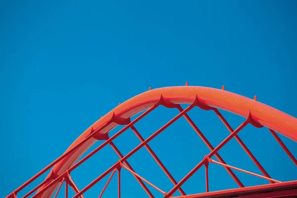 蓝色的天空的体育场钢屋面施工 — 图库照片