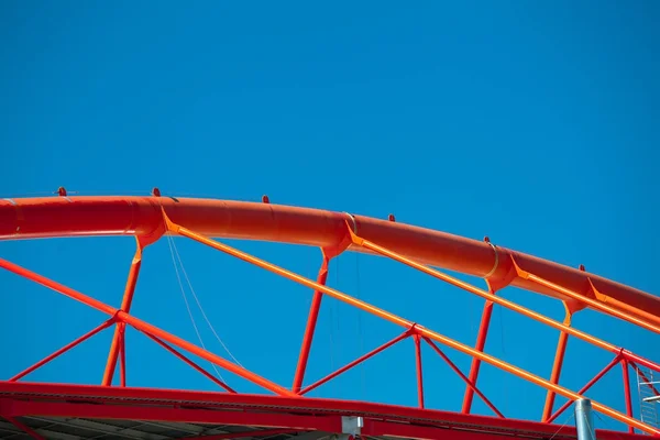 Tagstålkonstruktion af et stadion mod blå himmel - Stock-foto