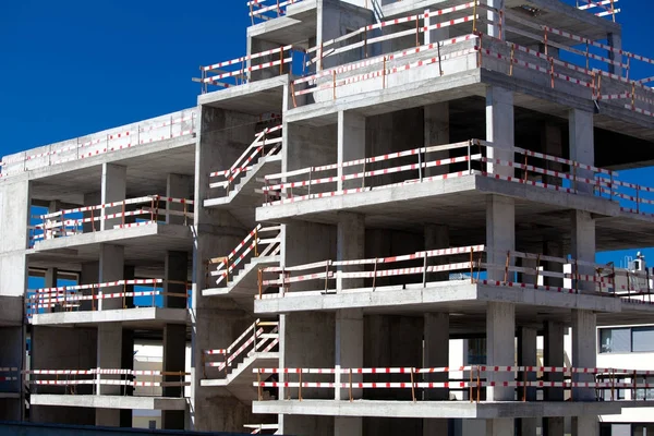 Travaux de construction de bâtiments contre ciel bleu — Photo