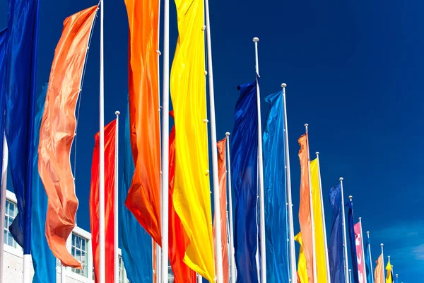 Bandiere colorate contro il cielo blu Foto Stock Royalty Free