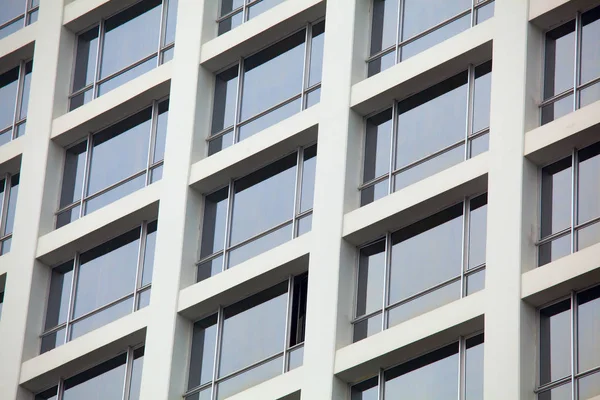 O padrão de janelas azuis no edifício — Fotografia de Stock