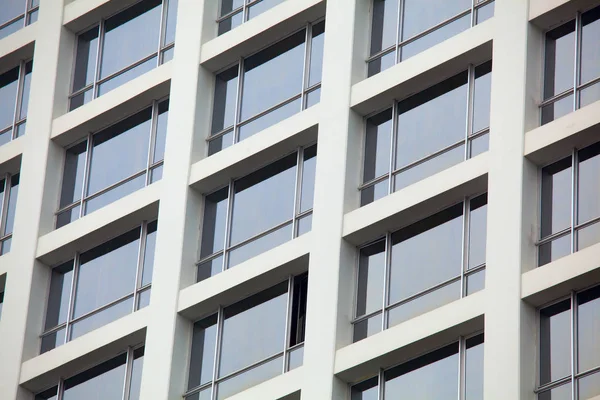 Il modello di finestre blu presso l'edificio — Foto Stock