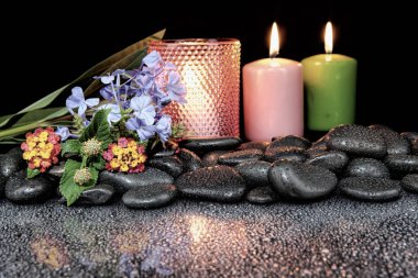 Çiçek açan çiçek, mum ve siyah sto güzel spa kavramı