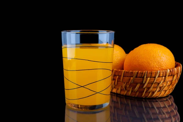 Orange juice -  glass with oranges on black background — Stock Photo, Image