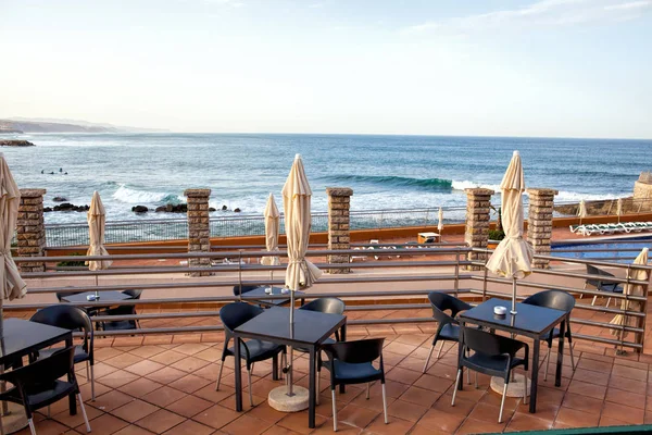 Terrazza di un ristorante con ombrelloni su una bellissima spiaggia — Foto Stock