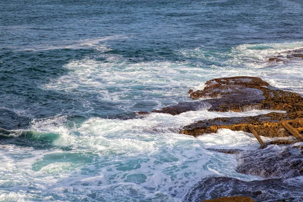 Las olas del mar chocan contra las rocas  . —  Fotos de Stock