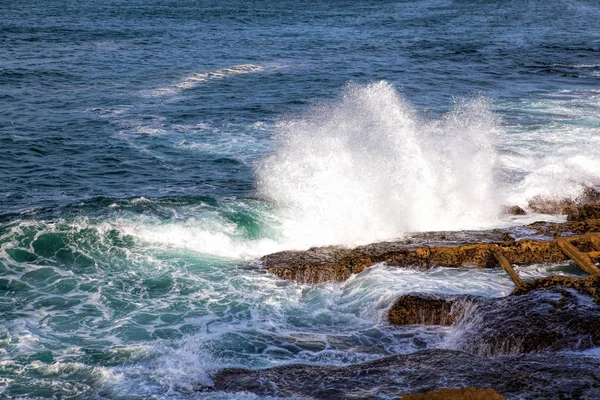 Sea waves crashing against the rocks . — Stock Photo, Image