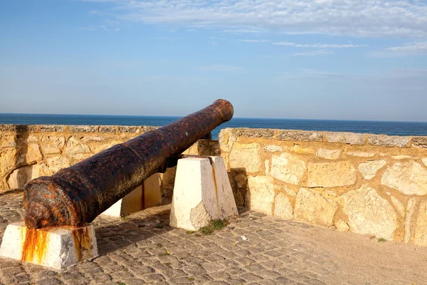 Portekizce Atlantic coast. Plaj ve kayalar Ericeira