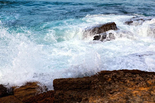 岩に打ち寄せる海の波 . — ストック写真