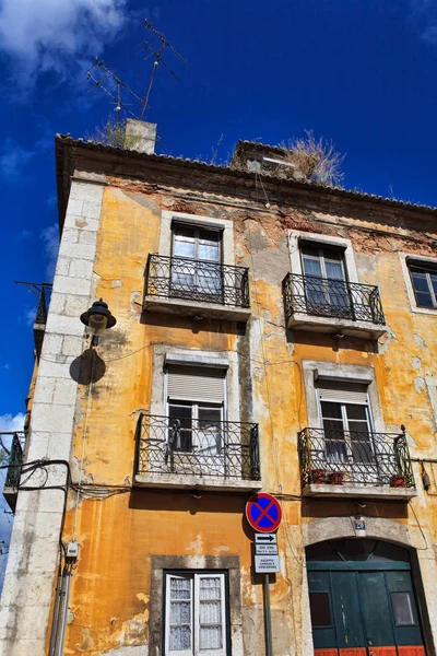 Edifício antigo em Lisboa, Portugal — Fotografia de Stock