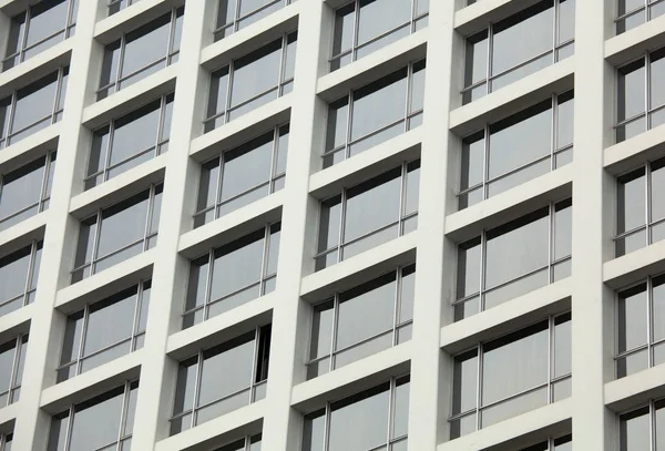 El patrón de ventanas azules en el edificio —  Fotos de Stock