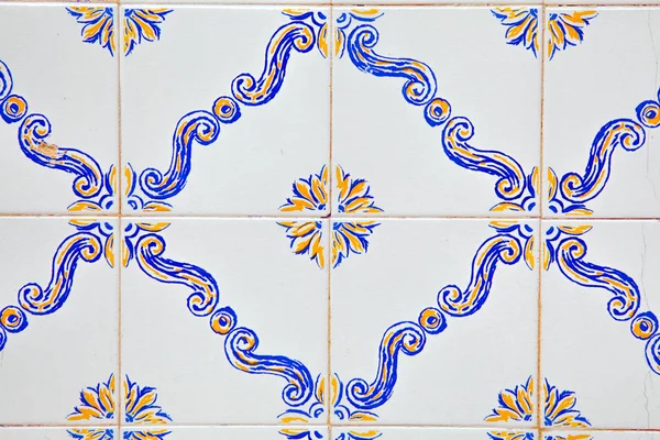 Decorações típicas portuguesas com azulejos cerâmicos coloridos  . — Fotografia de Stock