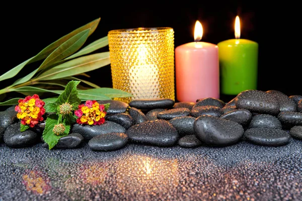 Kylpyläkoristelu kivillä ja kynttilöillä mustalla pohjalla — kuvapankkivalokuva