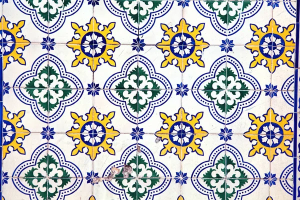 Telhas decorativas típicas, azulejos antigos detalhe Lisboa, arte e d — Fotografia de Stock