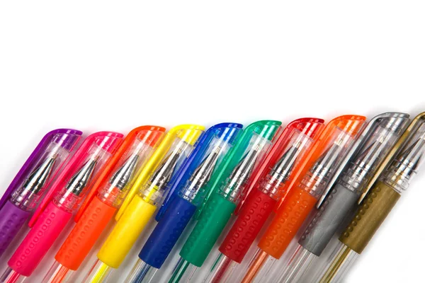 Un set di penne colorate su sfondo bianco — Foto Stock