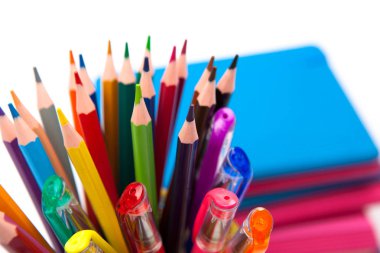 Beyaz arka plan üzerinde izole Kupası'nda çeşitli renk kalemler 