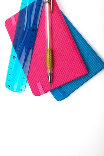 Varios cuadernos escolares, bolígrafos y lápices —  Fotos de Stock