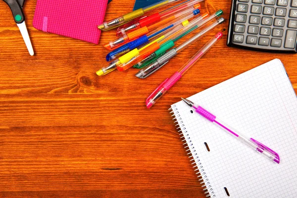 Okul malzemeleri ahşap masa, üstten görünüm üzerinde çerçeve