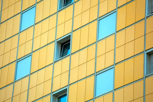 El patrón de ventanas azules en el edificio — Foto de Stock