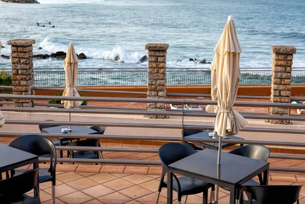 Terraza de un restaurante con sombrillas en una hermosa playa — Foto de Stock