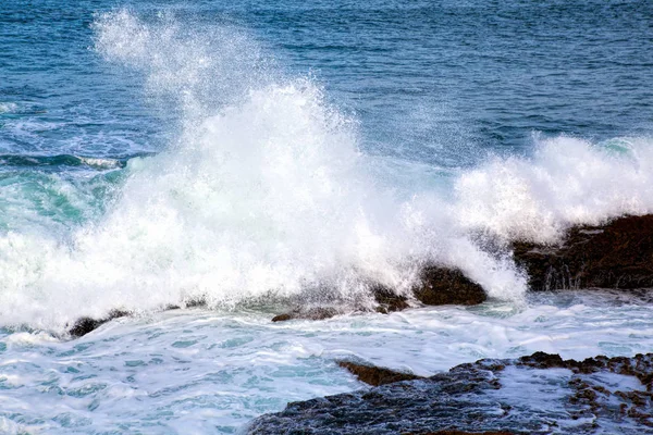 Deniz dalgaları kayalara çarpıyor. . — Stok fotoğraf