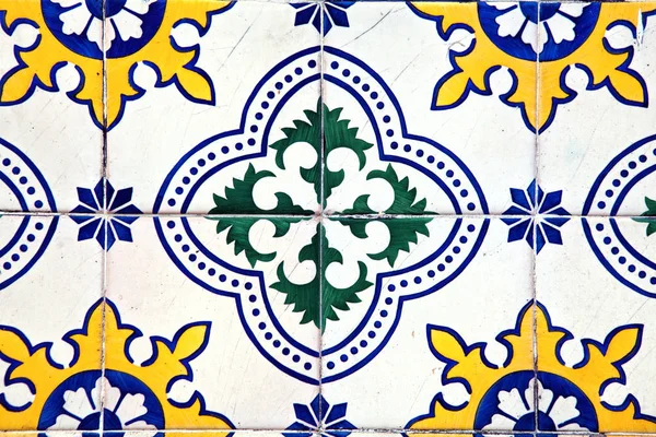 Telhas decorativas típicas, azulejos antigos detalhe Lisboa, arte e d — Fotografia de Stock