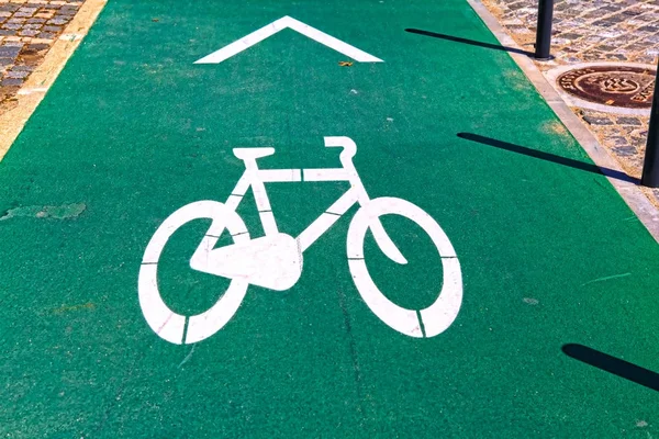 Sinal de bicicleta na estrada em Lisboa Portugal — Fotografia de Stock