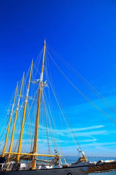 Yacht árboc ellen, blue-nyári ég — Stock Fotó