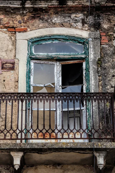 Внешние окна старого здания  . — стоковое фото