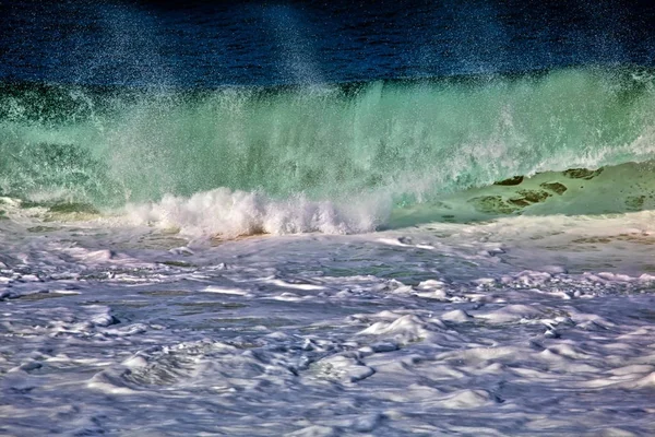 Hermosa ola rompiendo el océano con aqua y colores azules  . — Foto de Stock