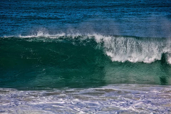 Gyönyörű törés ocean wave aqua és a kék színû . — Stock Fotó