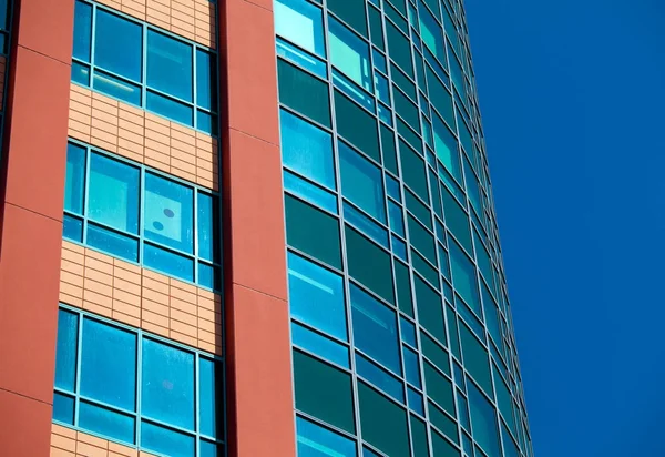 Arquitetura moderna - fachada de vidro de edifício de escritório, arquitetura — Fotografia de Stock