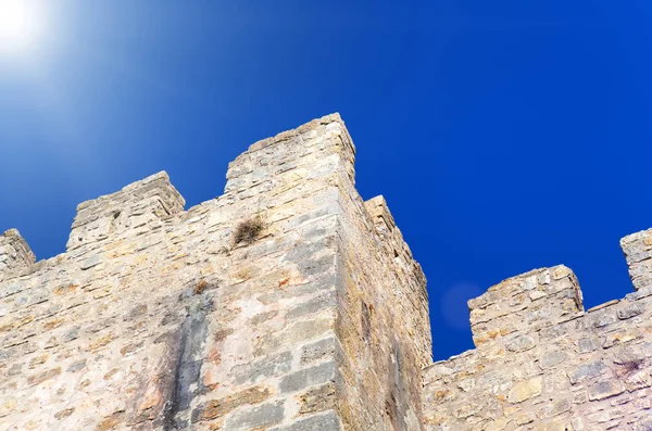 Mur de pierre et ciel bleu, fond — Photo