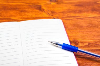 Kalem ahşap tahta arka plan ile not etmek