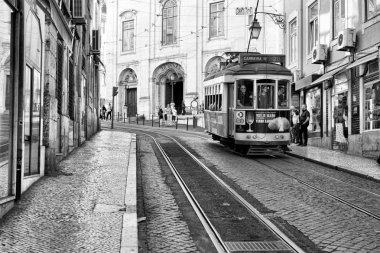 Lisbon, Portekiz - 29.10.2017: Şehir sokak gün zaman. Siyah-wh