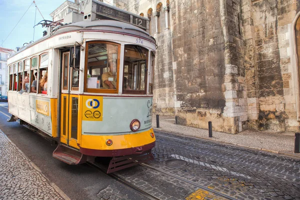 Lisbon, Portekiz - 14 Eylül. 2017. CIT Vintage tramvay