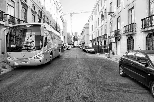 LISBONNE, PORTUGAL - 29.10.2017 : Rue de la ville de jour. Noir-wh — Photo