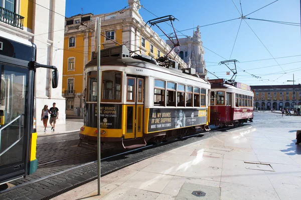 LISBOA, PORTUGAL - SEPTIEMBRE 10. 2017. Tranvía en una plaza Praca d — Foto de Stock