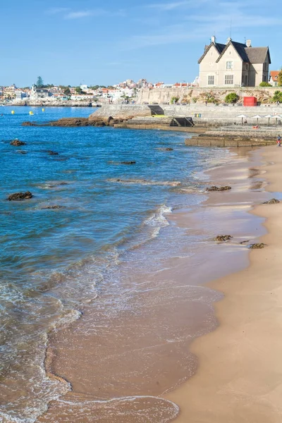 CASCAIS, PORTUGAL - SETEMBRO 24. Em 2017. Vista de uma praia no — Fotografia de Stock