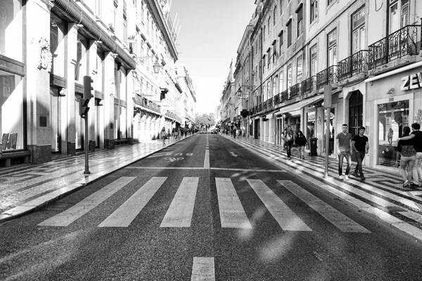 昼はリスボン, ポルトガル - 29.10.2017: 都市通り。黒 wh — ストック写真